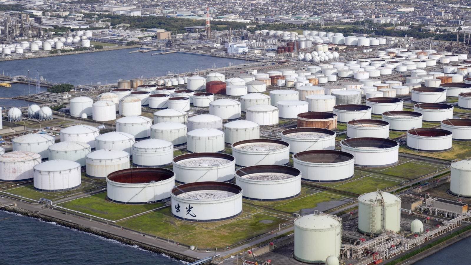 أسعار النفط تتراجع بعد خفض وكالة الطاقة الدولية توقعات نمو الطلب