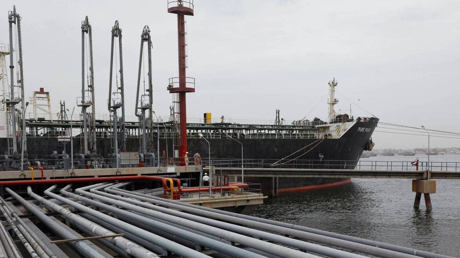 النفط يهبط 2% بعد أنباء عن زيادة محتملة في إمدادات أوبك+