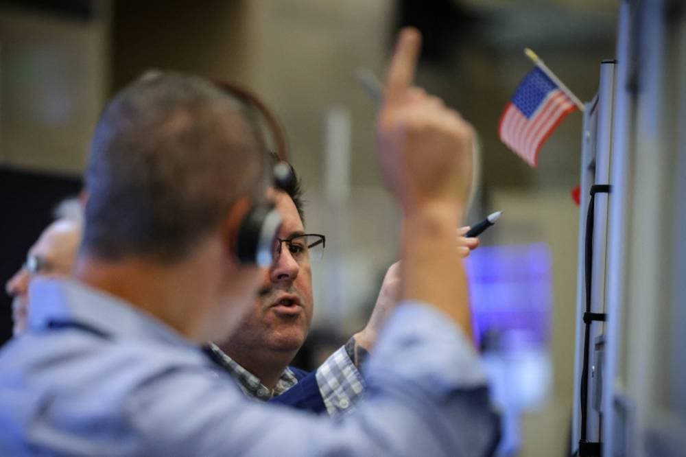 الأسهم الأمريكية تحقق مكاسب أسبوعية وسط تركيز على المفاوضات التجارية ونتائج الشركات