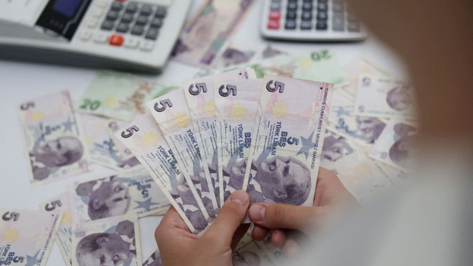 "المركزي التركي" يتعهد بتشديد سياسته وتعزيز قوة الليرة