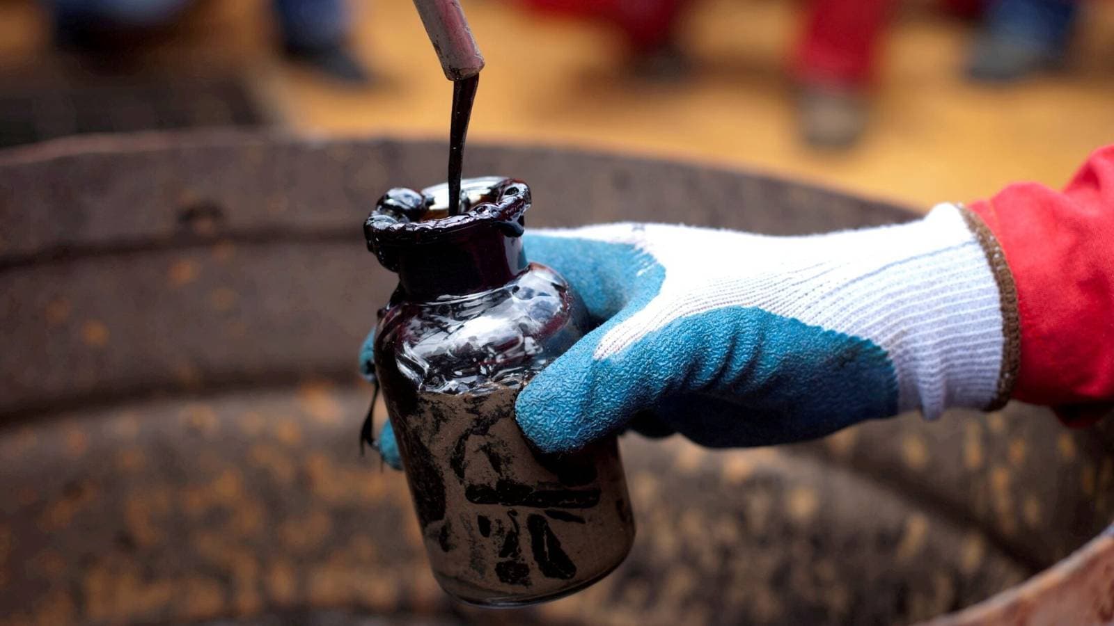 تراجع أسعار النفط وسط تأثير التوترات التجارية على توقعات الطلب