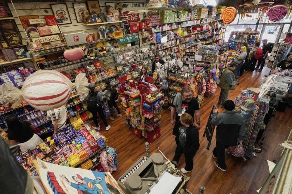 رغم التظاهرات.. ترمب يُراهن بقوة على الرسوم الجمركية