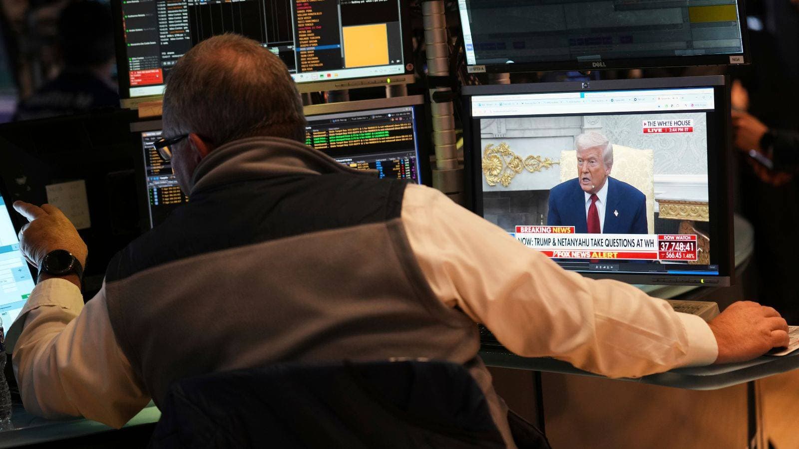 الأسهم الأمريكية تنخفض مع مضي ترمب قدما في فرض الرسوم الجمركية