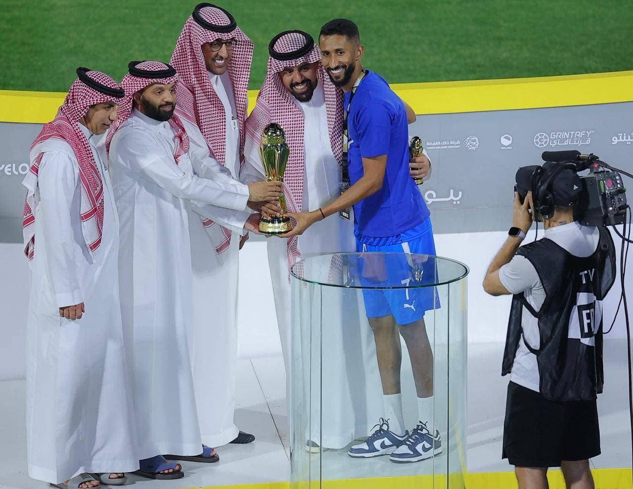 نيوم يتوج بالكأس المصممة على الطراز السلماني .. الذهب عيار 24 قيراطا