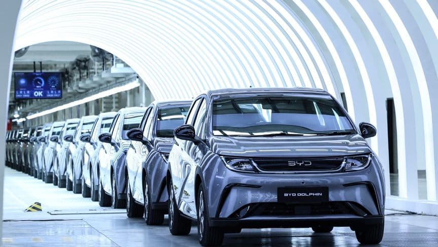 "BYD" الصينية تتفوق على "تسلا" بالمبيعات في أوروبا لأول مرة