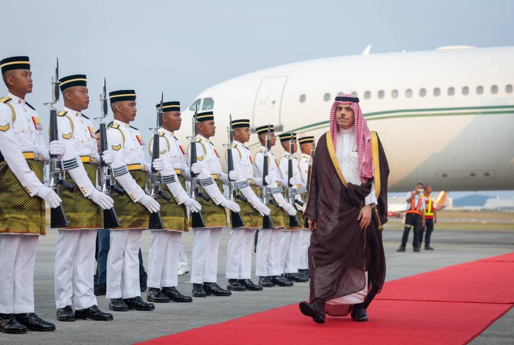 نيابةً عن ولي العهد السعودي .. وزير الخارجية يرأس وفد المملكة في قمتين بماليزيا