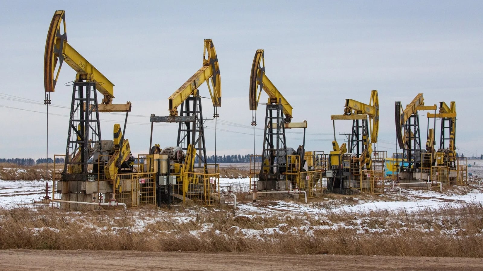 النفط يهبط بأكثر من دولارين للبرميل مع اتجاه أوبك بلس لزيادة الإنتاج