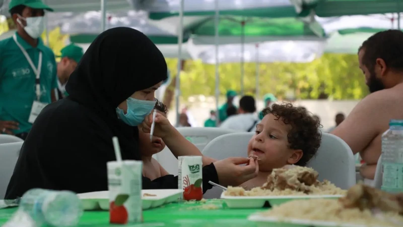 380 شركة إعاشة في الحج تنتج 15 مليون وجبة .. و5 مختبرات لمراقبتها