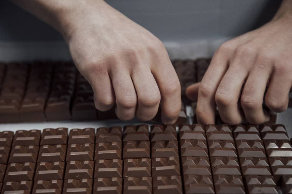 صناع الشوكولاتة على صفيح ساخن مع تفاقم أزمة الكاكاو العالمية