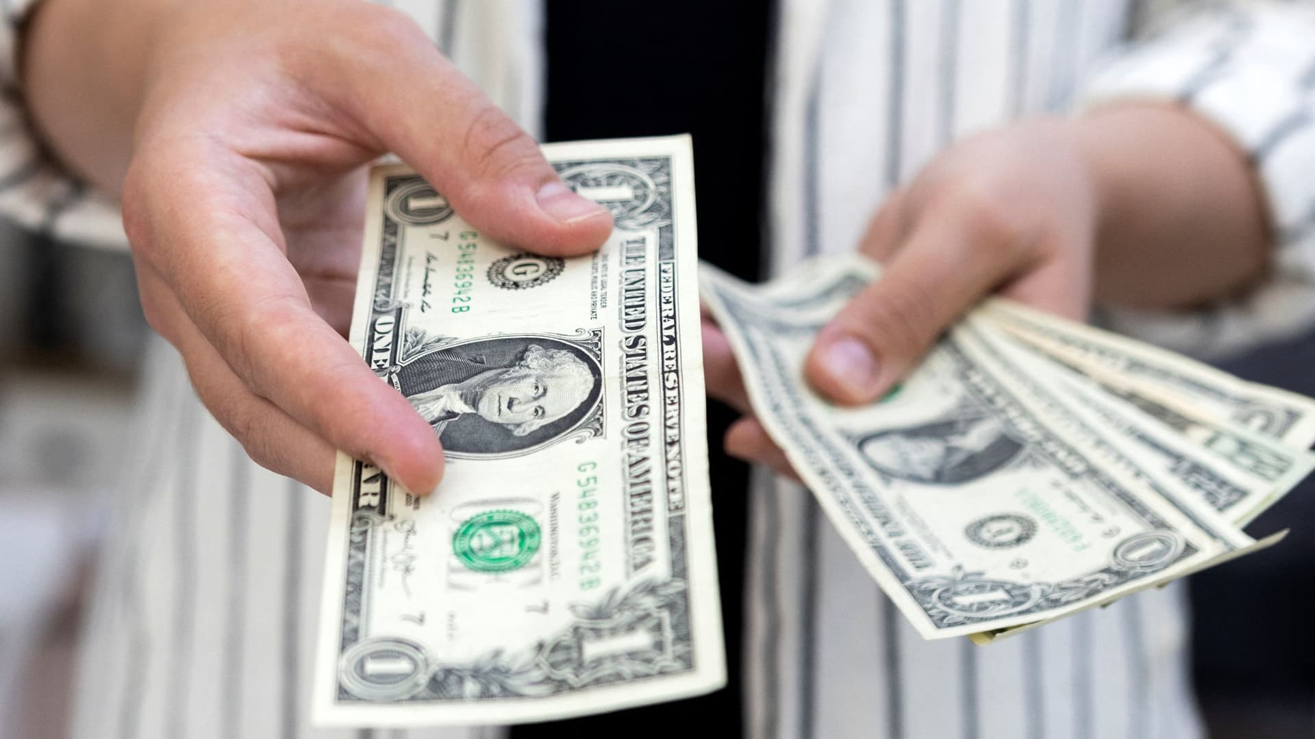 الدولار يصعد للأسبوع الثاني مع تركيز المضاربين على بيانات اقتصادية