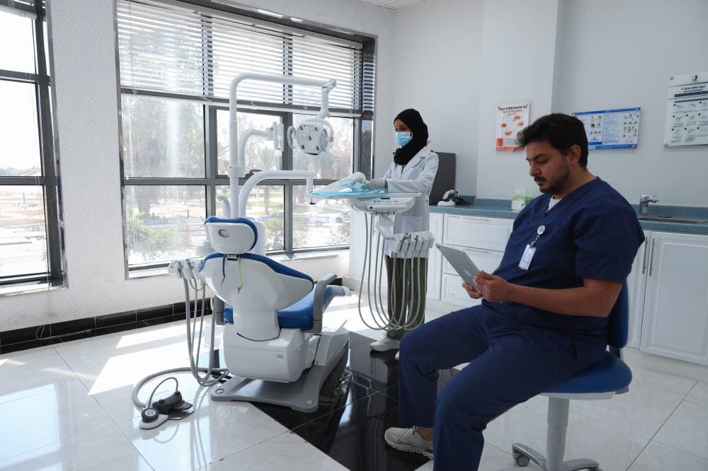 بدء تطبيق قرار رفع نسب التوطين لمهن الصيدلة وطب الأسنان والفنية الهندسية في السعودية