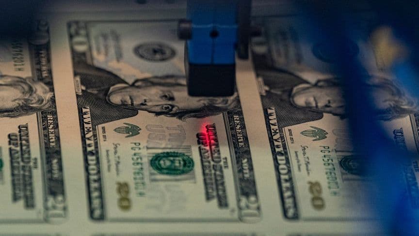 الدولار يسجل أعلى مستوى في 5 أسابيع قبيل بيانات أمريكية مرتقبة