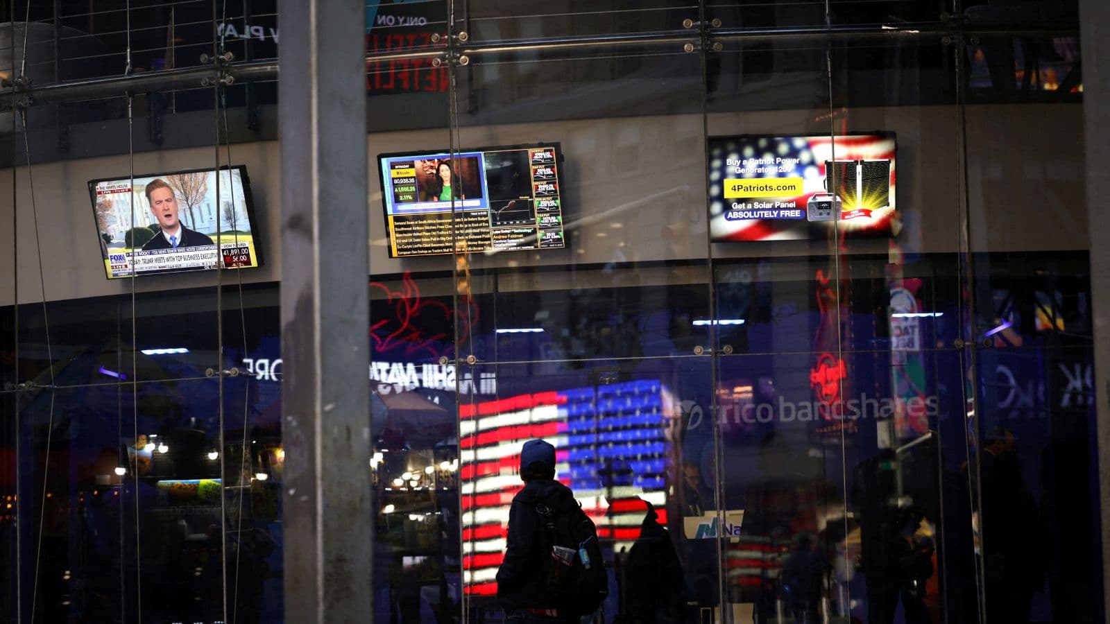 الأسهم ترتفع والنفط يتراجع وبيتكوين قرب قمة تاريخية