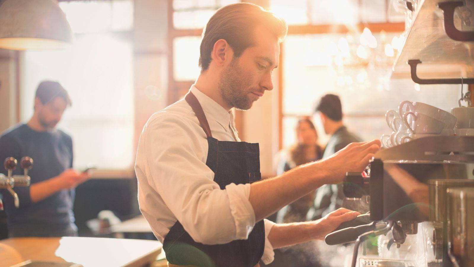 من الجامعة إلى الواقع الصادم .. صانعو القهوة يتفوقون في الرواتب