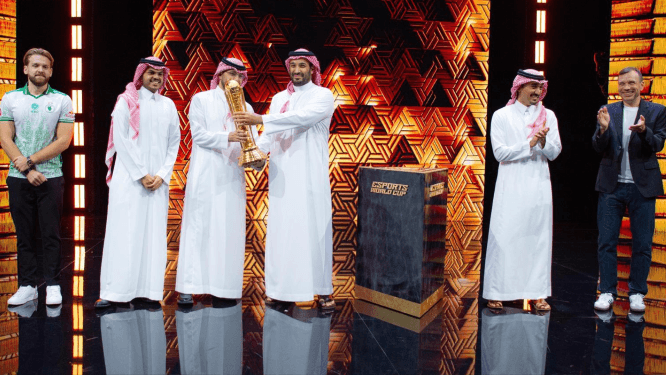 ولي العهد السعودي يتوج "فالكونز" بلقب كأس العالم للرياضات الإلكترونية