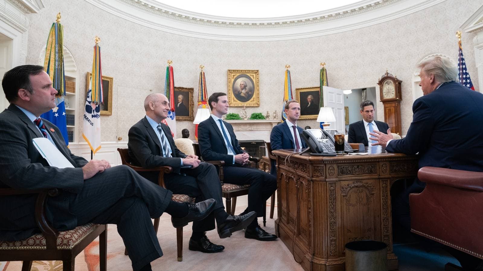 هل يقف زوكربيرج وراء حرب ترمب على الضرائب الرقمية الأوروبية ؟