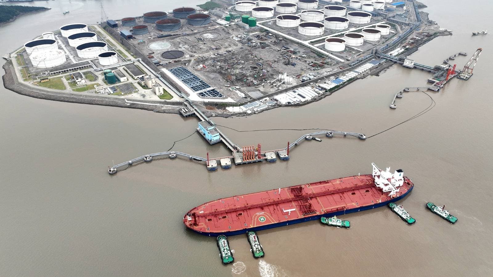 النفط يواصل التراجع وسط مخاوف زيادة الإمدادات وضعف الطلب الأمريكي