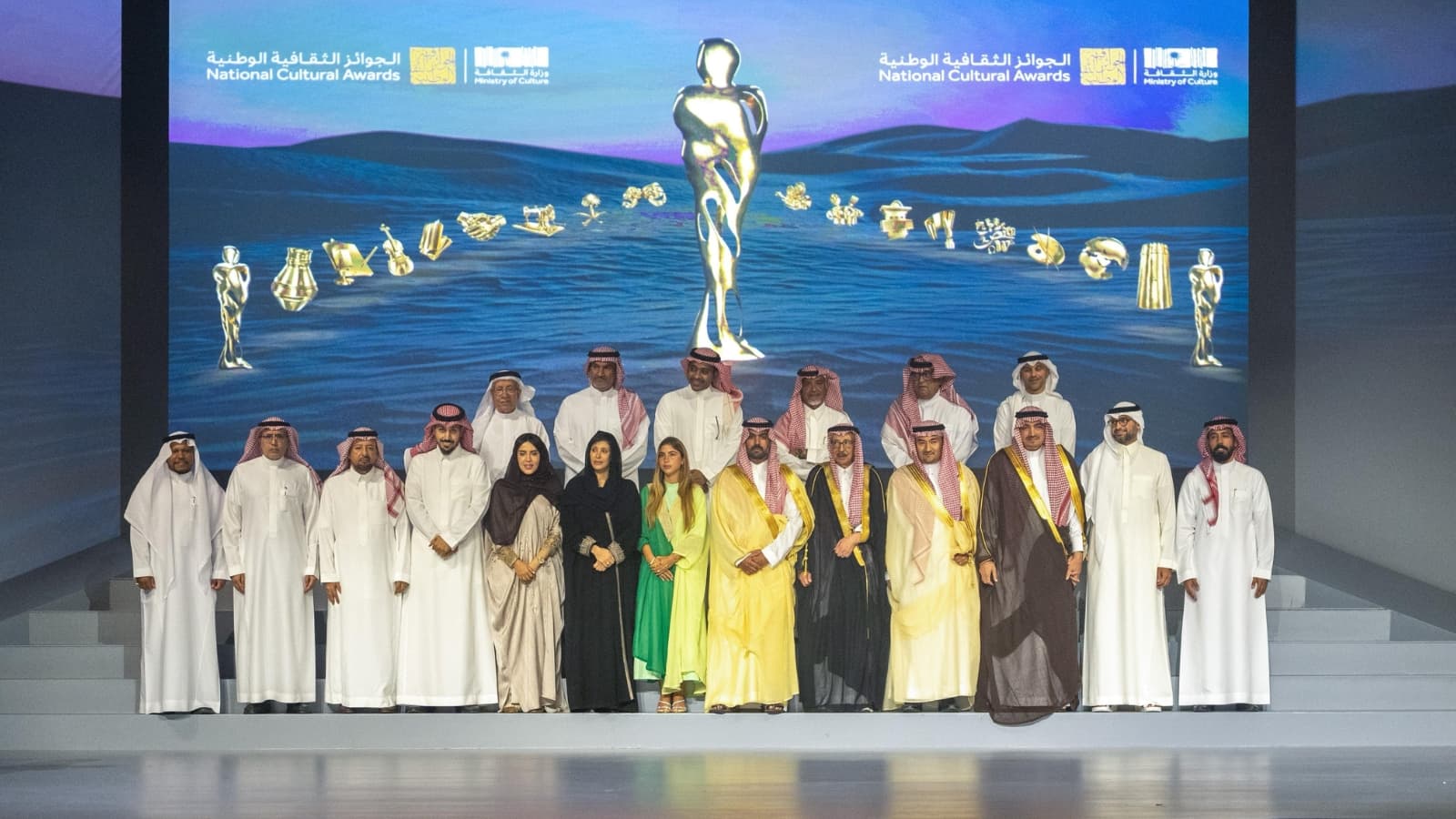 برعاية ولي العهد .. وزير الثقافة يتوج الفائزين بالجوائز الثقافية الوطنية