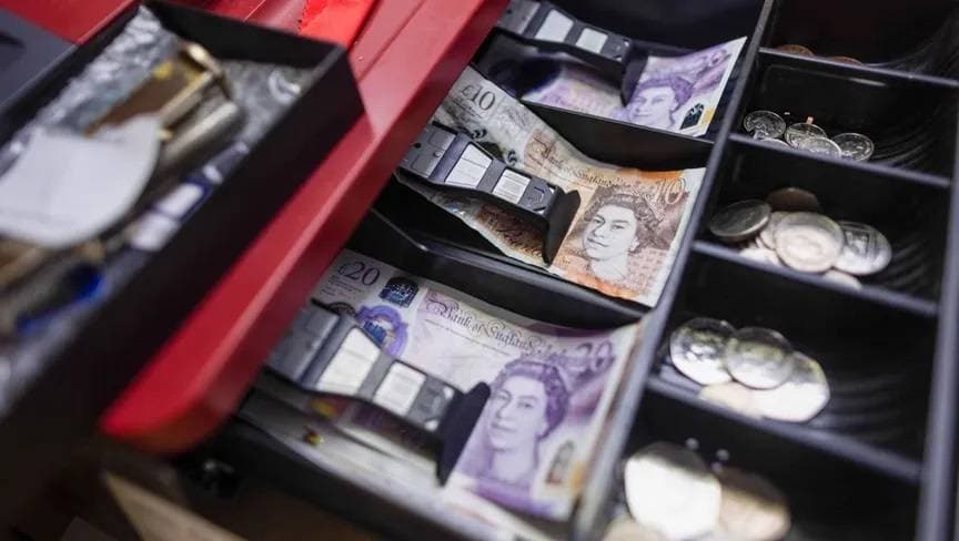 رهانات على ضعف الجنيه الإسترليني وسط مخاطر الموازنة البريطانية