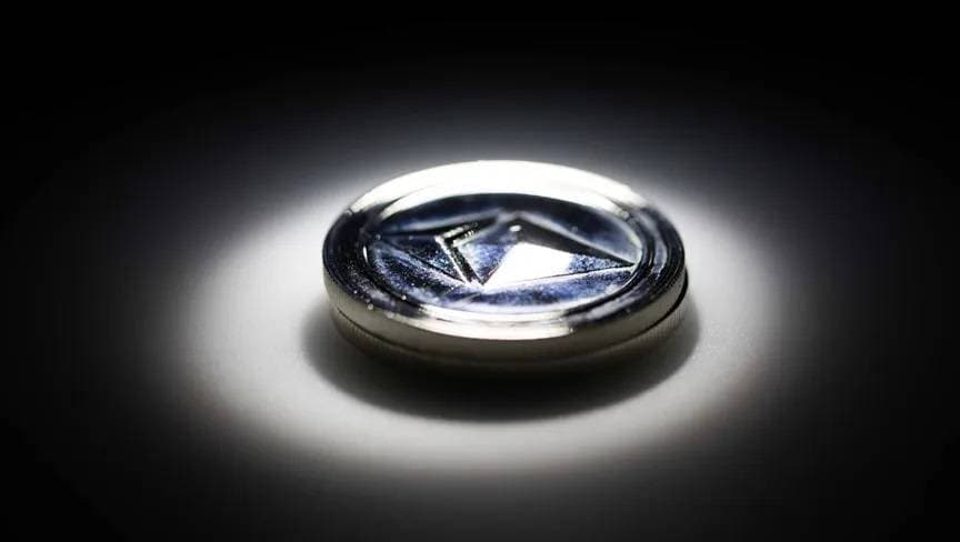 موجة بيع تواصل عصفها بالعملات المشفرة وإيثريوم لأدنى مستوى في 7 أسابيع