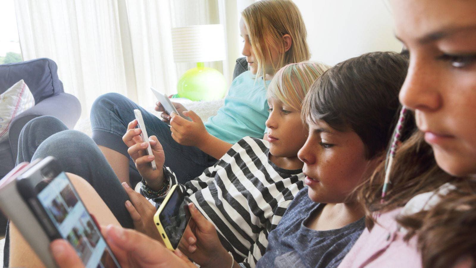 ساعتان فقط .. تجربة يابانية للحد من إدمان الهواتف