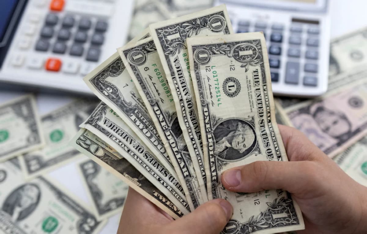 إقبال على الين والدولار سعيا لملاذ آمن وسط بيع للأسهم