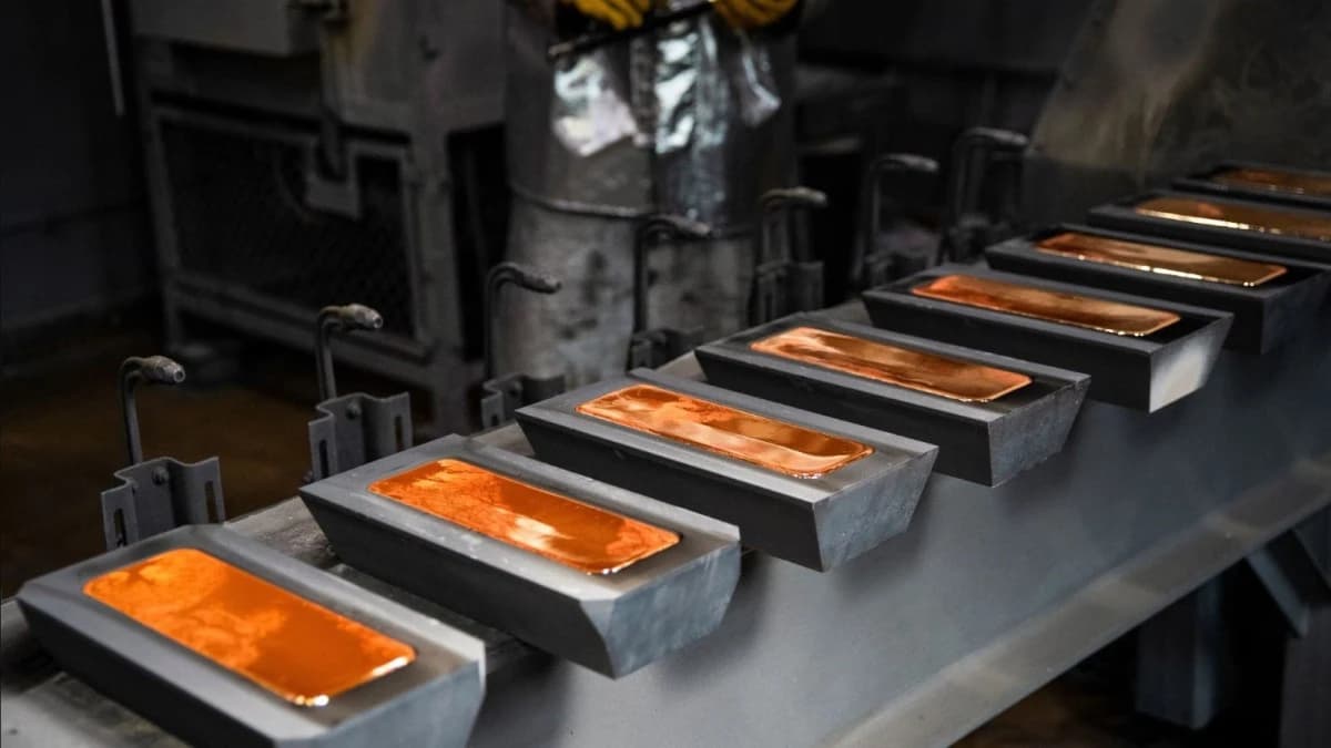 الذهب يهبط مع تقييم الأسواق لاحتمالات خفض الفائدة الأمريكية