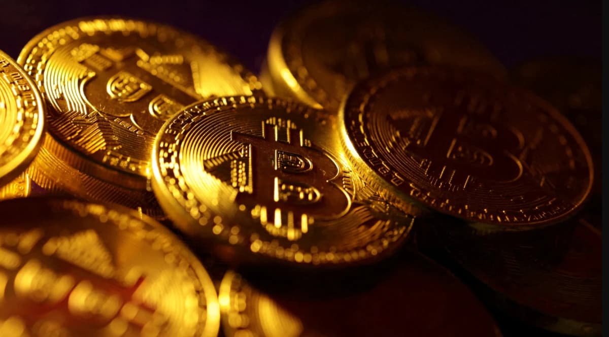 بيتكوين تصعد فوق 90 ألف دولار مع عودة شهية المخاطر قبل 2026