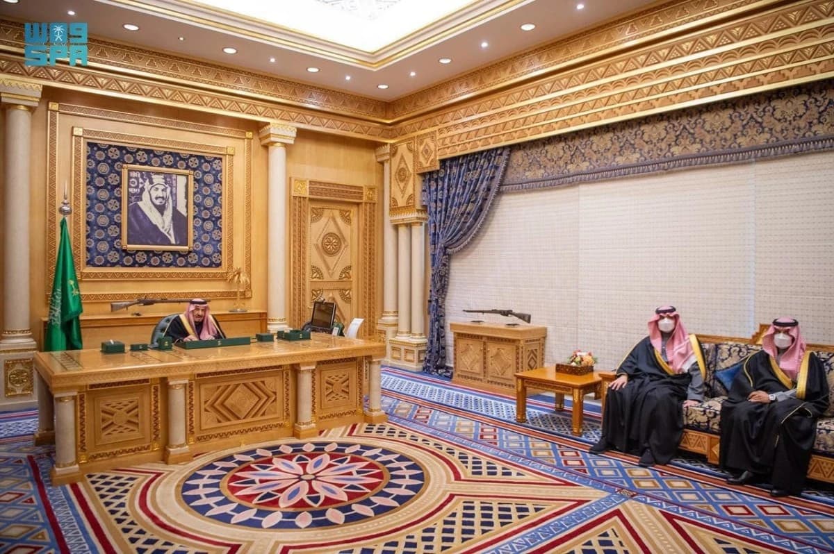 أمام خادم الحرمين .. نواب أمراء مناطق ومسؤولون يؤدون القسم