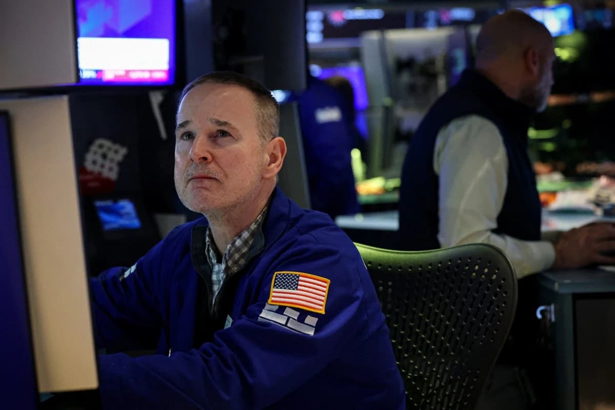 مخاوف المستثمرين تدفع "وول ستريت" إلى أكبر انخفاض شهري منذ عام