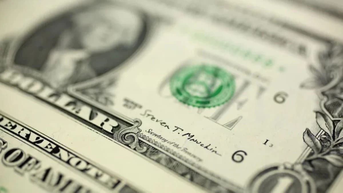 الدولار يقفز مع صعود النفط وتراجع رهانات خفض الفائدة