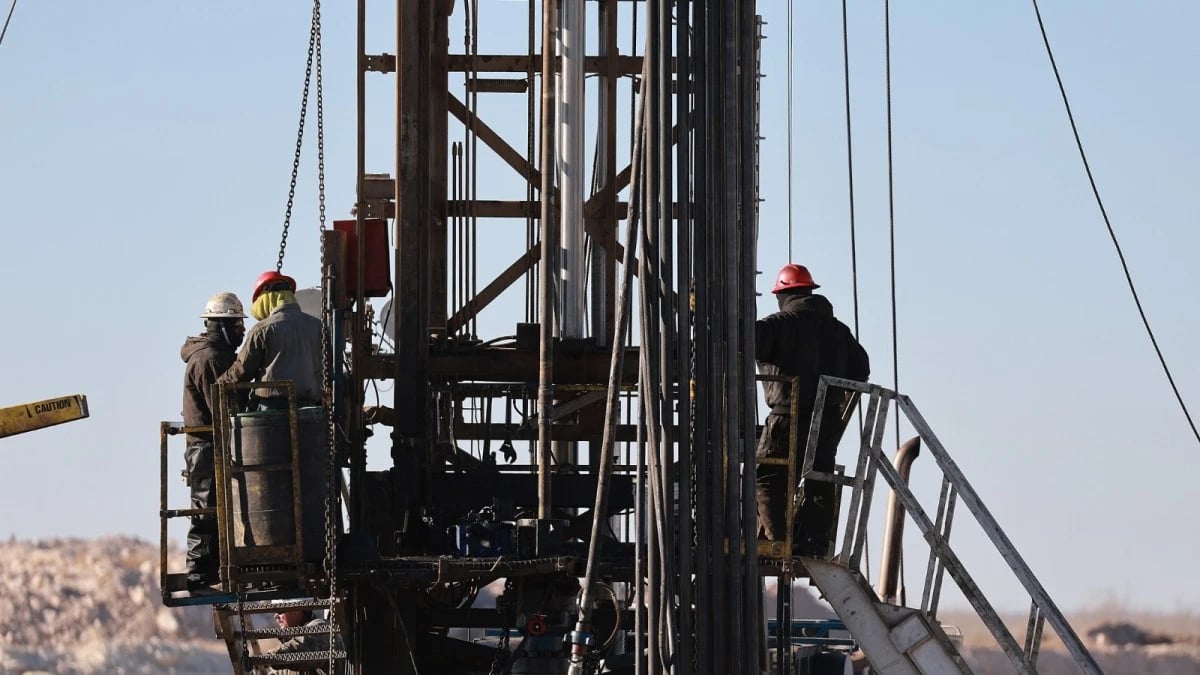 النفط يصعد رغم تعهد أمريكا بحماية تدفق الإمدادات من هرمز