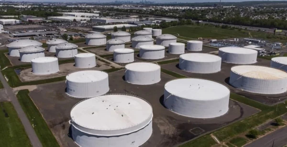 النفط يتراجع مع سعي أمريكا وحلفائها لزيادة الإمدادات وحلحلة الوضع بمضيق هرمز