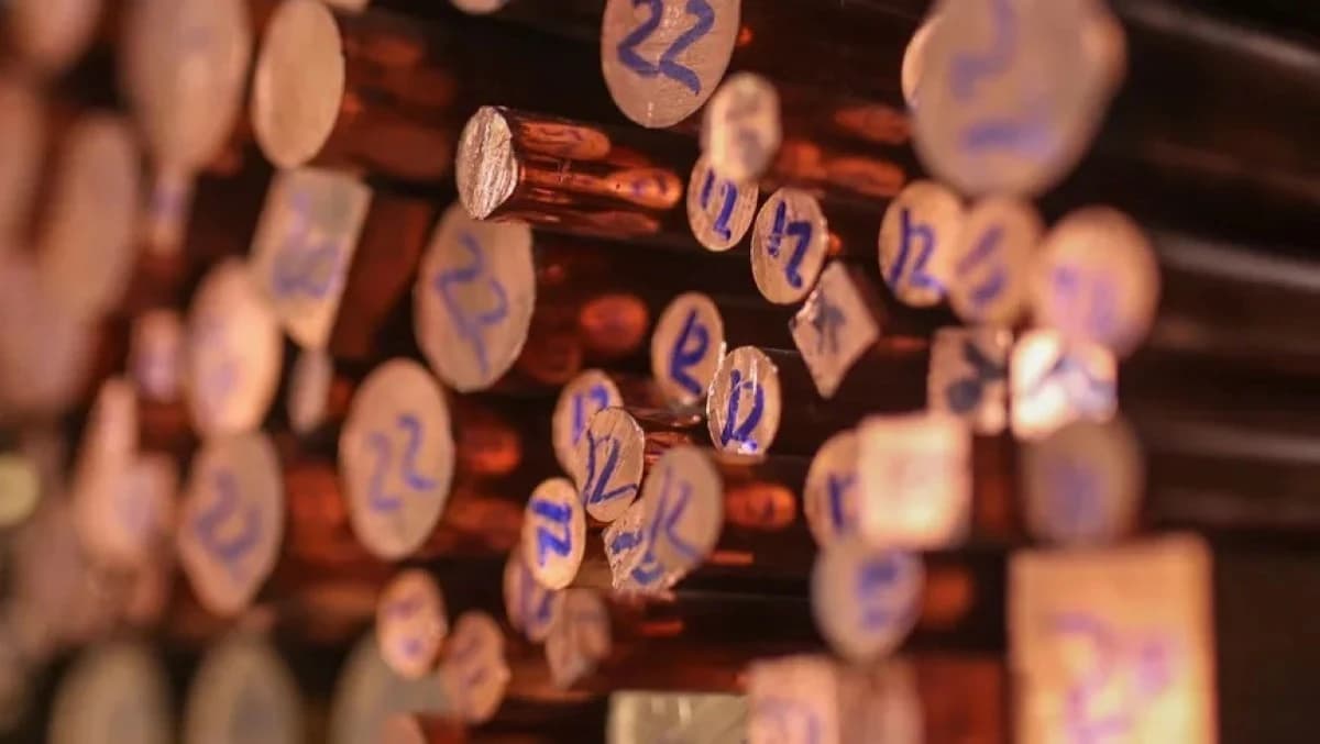 النحاس يستأنف التراجع مع استمرار ضغوط حرب إيران على المعادن