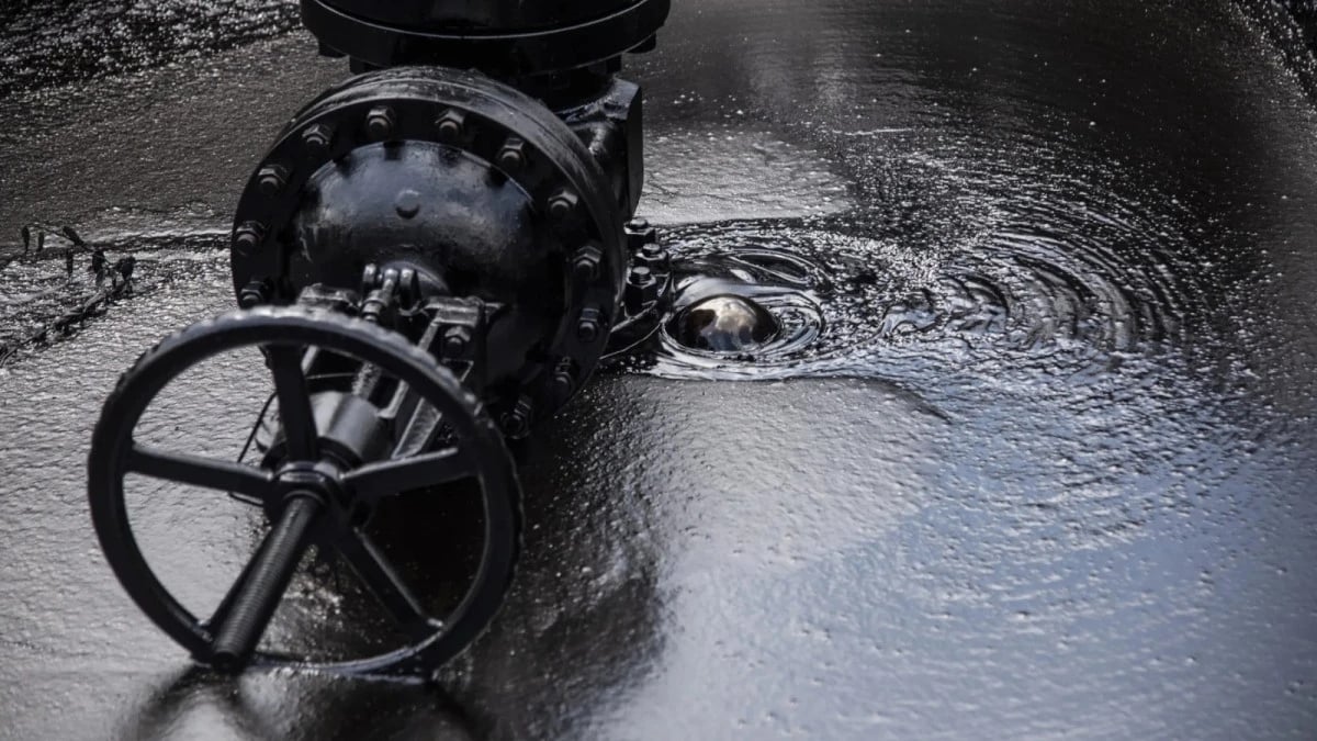 النفط يقترب من 104 دولارات مع استمرار معضلة مضيق هرمز