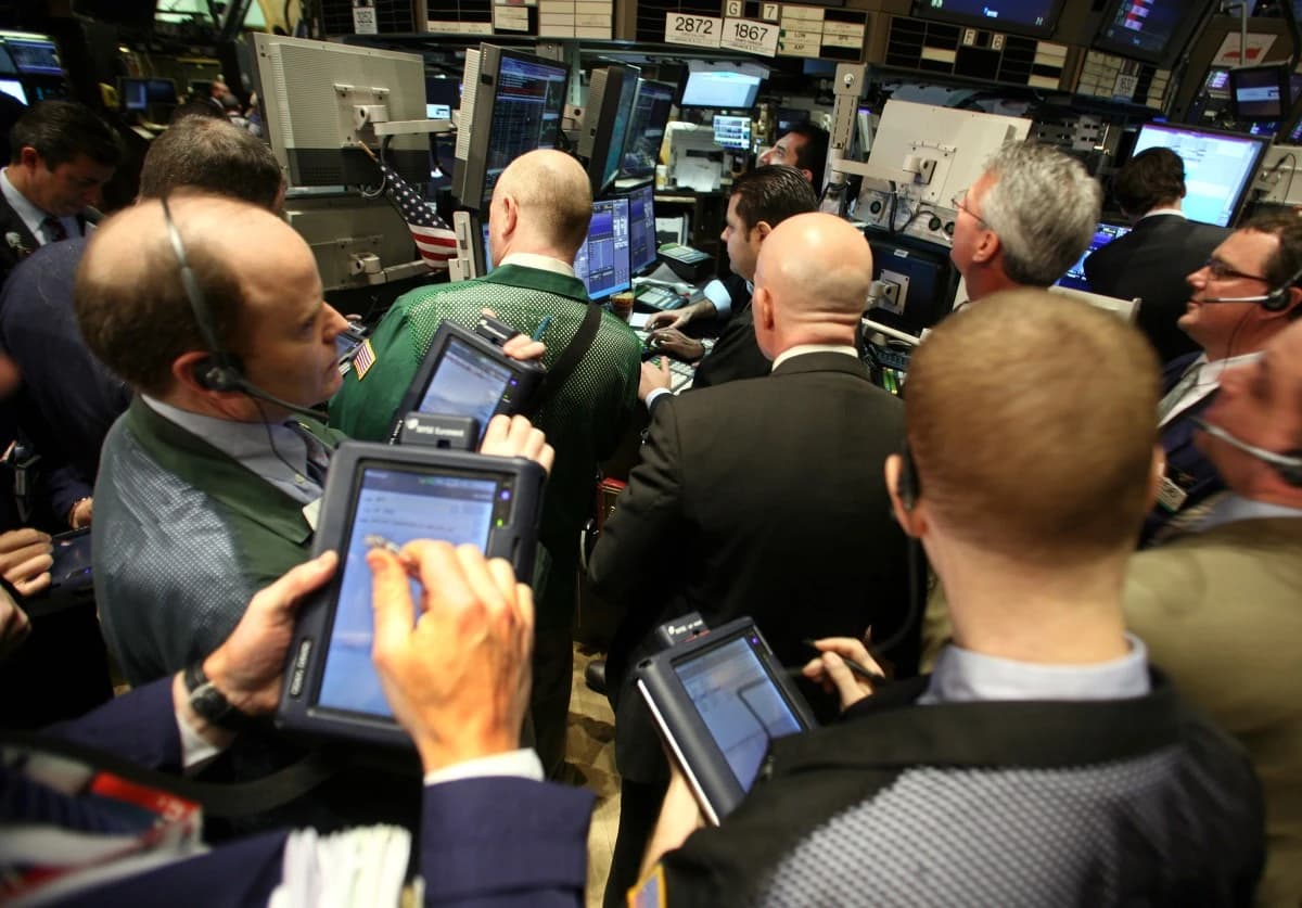 وول ستريت تفتح مرتفعة بفضل الآمال في تهدئة صراع الشرق الأوسط