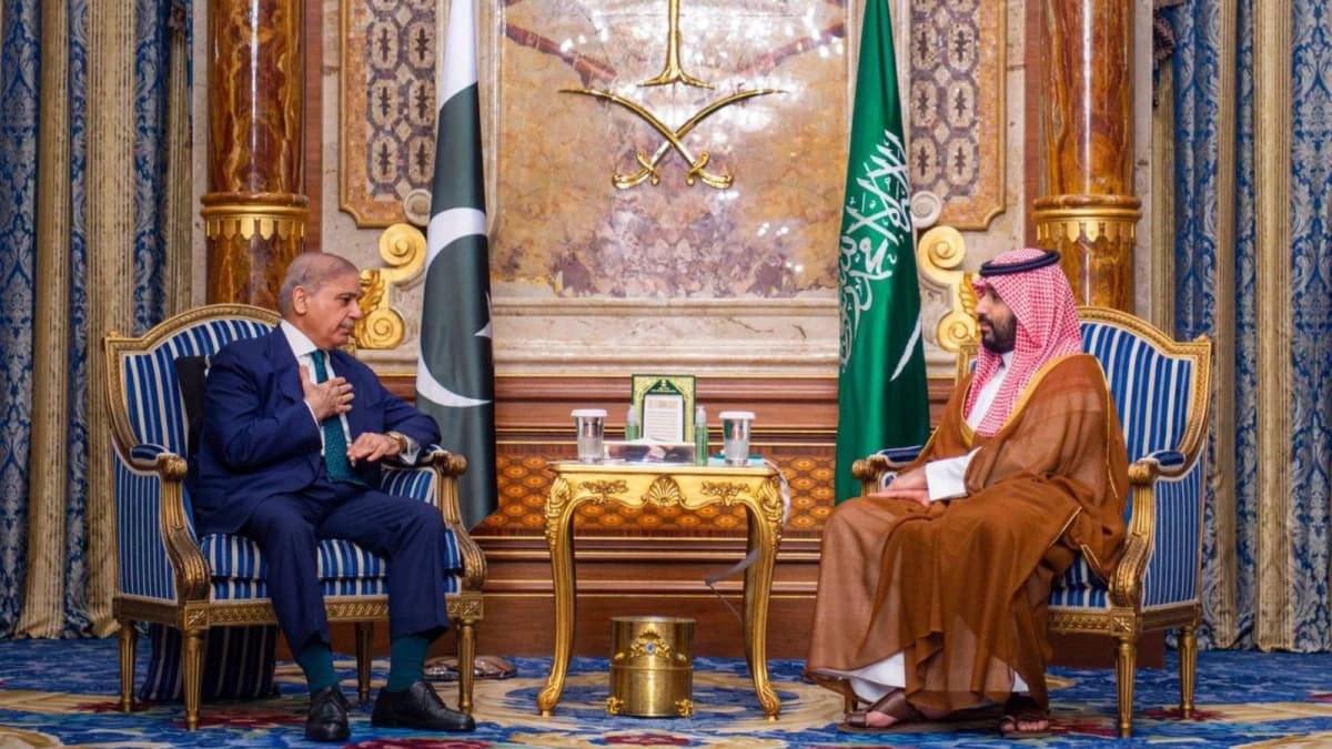 ولي العهد يبحث مع رئيس وزراء باكستان مستجدات المحادثات بين واشنطن وطهران