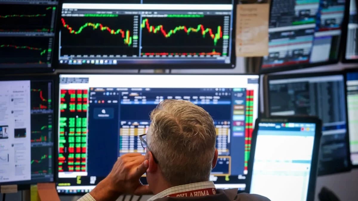 الأسهم العالمية ترتفع إلى مستوى قياسي مع تهدئة الحرب وتراجع الدولار