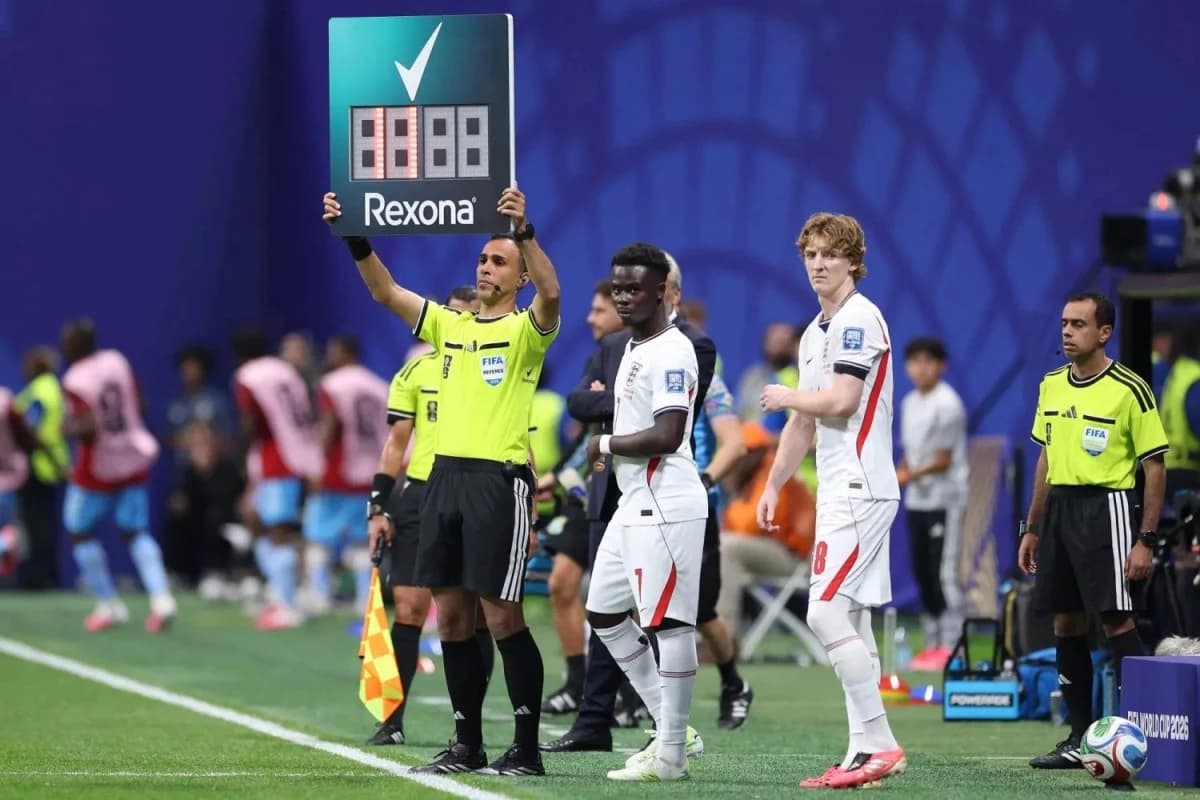 10 طواقم تحكيمية تغيب عن ساحة مونديال 2026.. "فيفا" يمنحها مستحقات كاملة