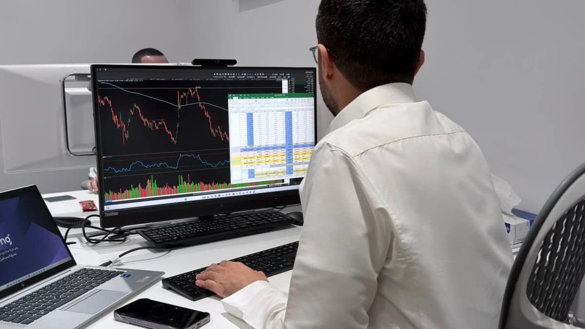 "تاسي" يتجاوز 10800 نقطة بدعم الطاقة والمرافق العامة