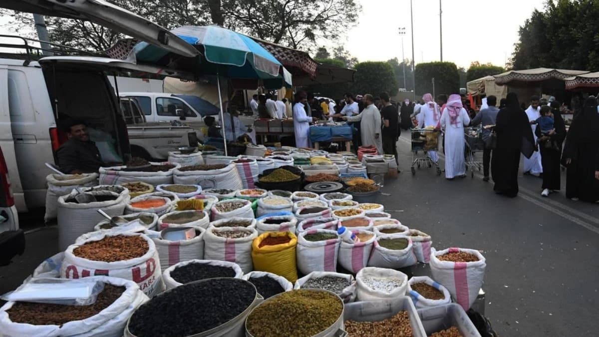 سوق الثلاثاء في أبها .. السياحة تنعش تجارة الحرف والمنتجات المحلية