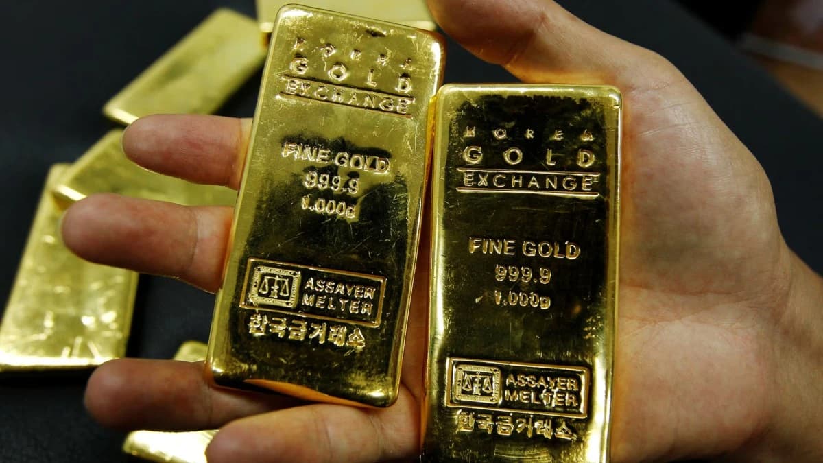 سعر الذهب يتراجع قرب 4300 دولار بفعل عمليات جني أرباح