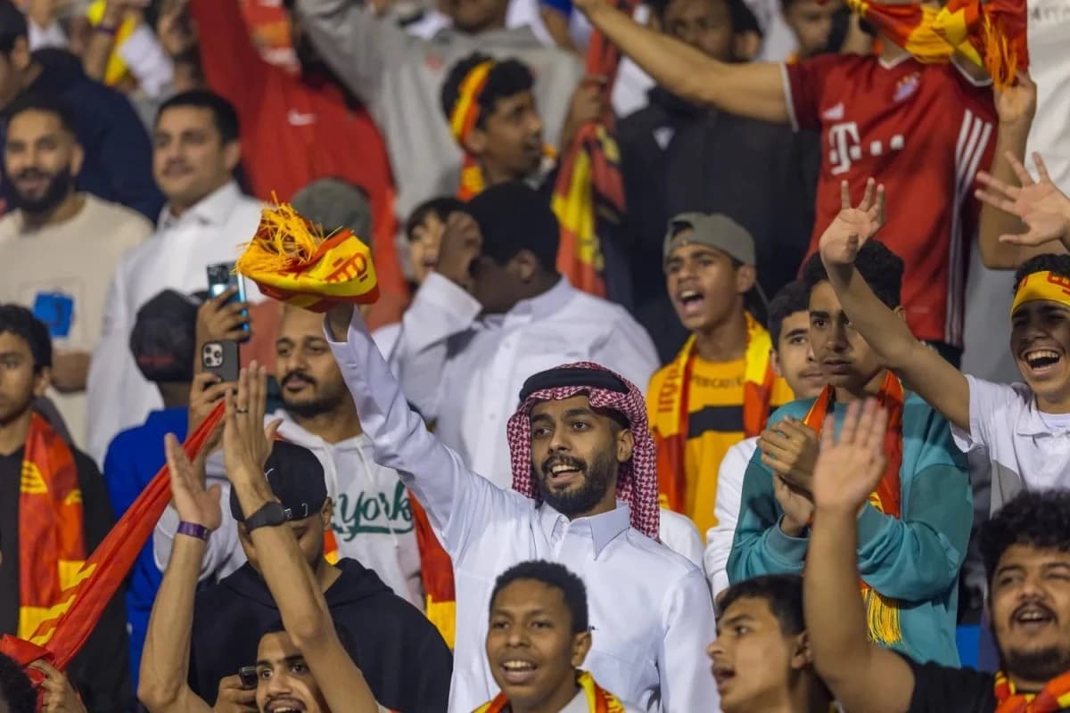 "الرياضة" تقنن الشعلات ومكبرات الصوت في مدرجات الملاعب