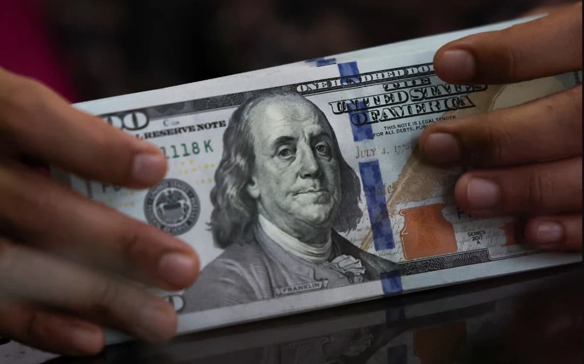 الدولار يهبط إلى أقل مستوى في 3 أشهر مع تقلص رهانات تشديد "الفيدرالي"