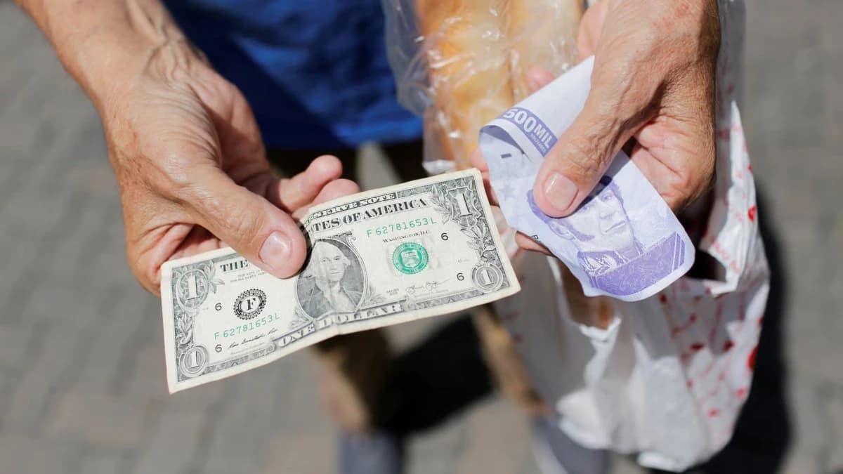 "طبيب المال" يقدم وصفة لفنزويلا: اعتماد الدولار بديلا للبوليفار
