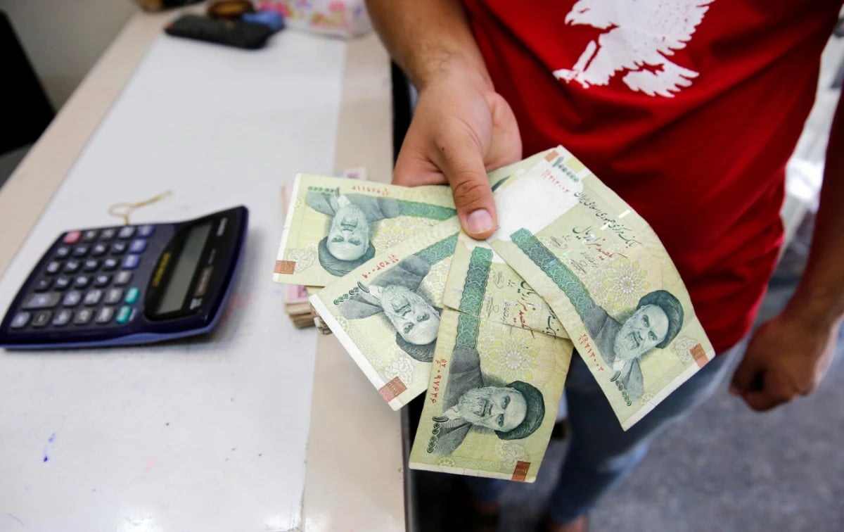 عملة إيران تهوي لمستوى قياسي قبيل تصعيد الهجوم الاقتصادي الأمريكي