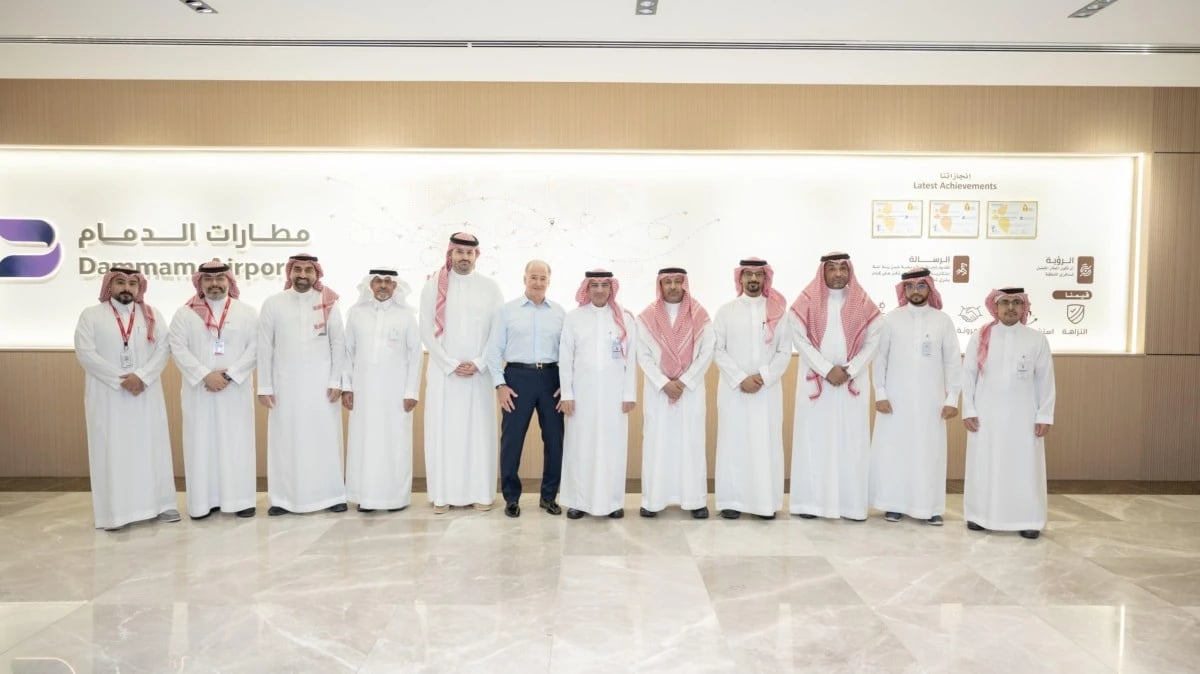 "مطارات الدمام" و"يونيفرسال" تبحثان تشغيل صالة الطيران العام