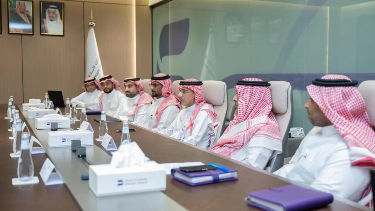 "مطارات الدمام" و"يونيفرسال" تبحثان تشغيل صالة الطيران العام