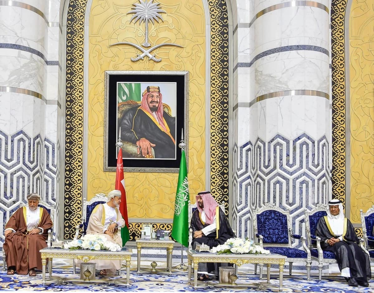 ولي العهد يناقش مجالات التعاون الثنائي مع سلطان عُمان
