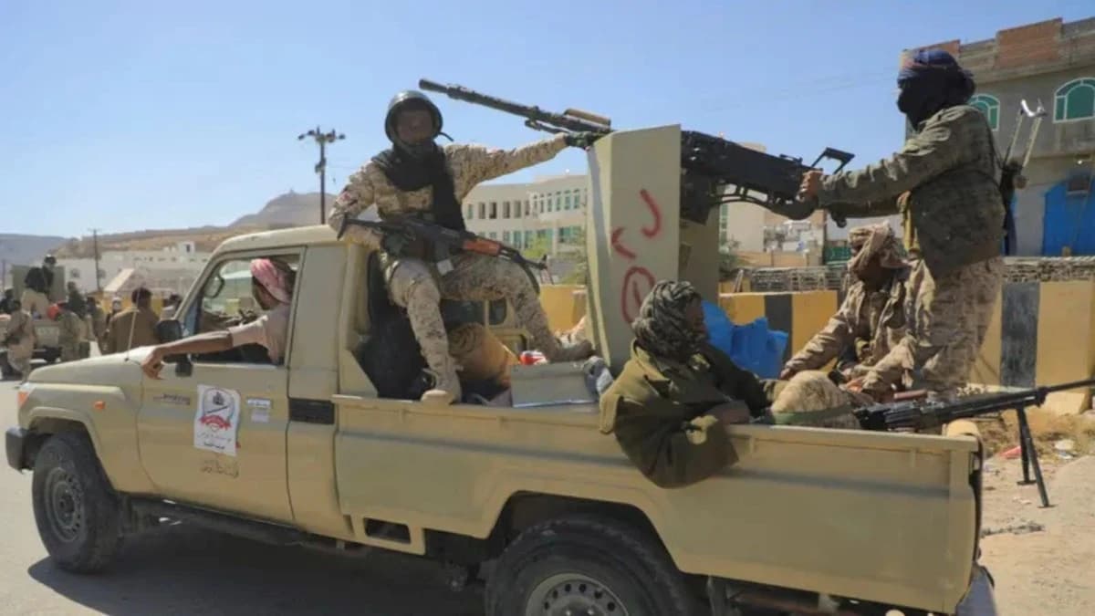 القوات اليمنية تستهدف بغارات تجمعات الحوثي في جبهة الضباب
